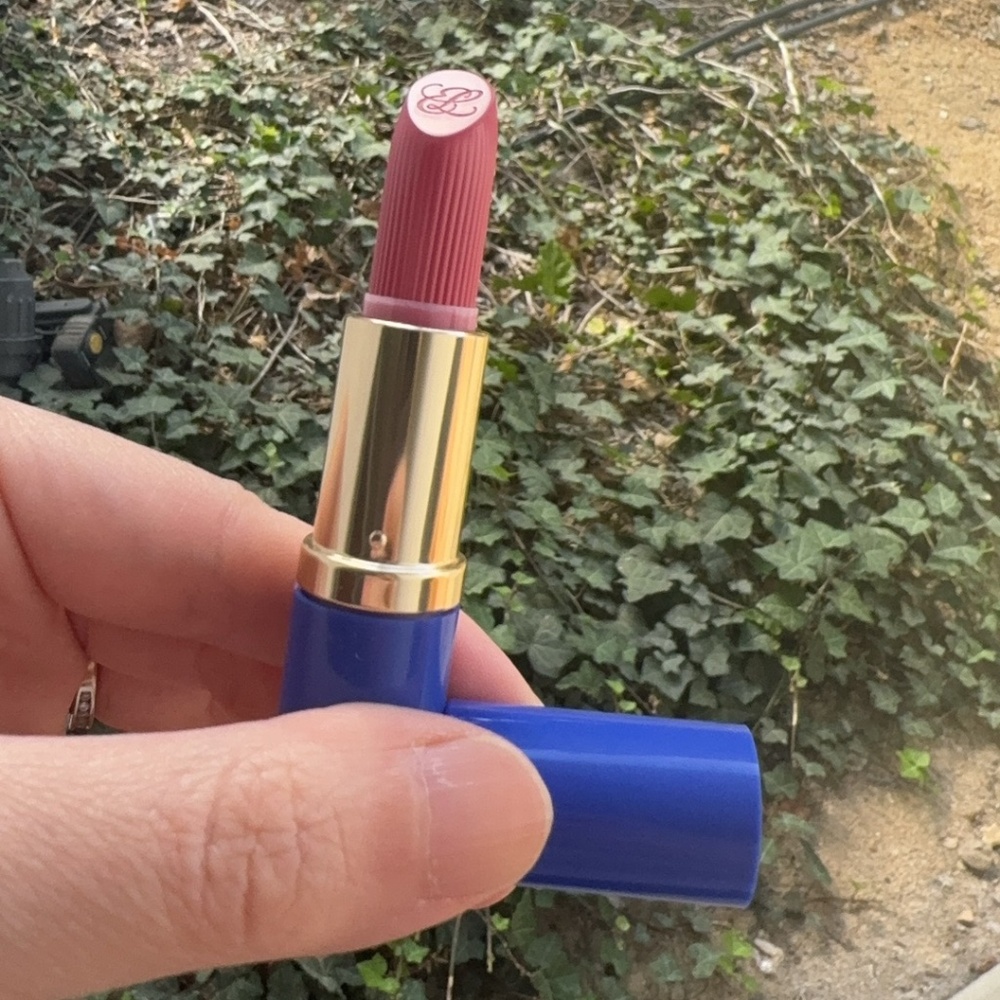 Estée Lauder lipstick Pure Color Envy 220 Powerful Sculpturing creamy soft pink